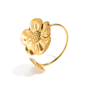 Minimalist 18K gold-plated stainless steel open flower bracelet with daisy motif