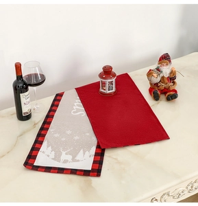 Sets de table de Noël avec feutre rouge et motifs de renne gris avec bordure à carreaux
