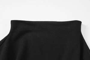 Détail rapproché de la texture en maille côtelée noire de ce haut court ajusté