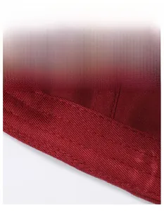 Dettaglio della fascia antisudore ampia e delle cuciture di precisione sul cappellino