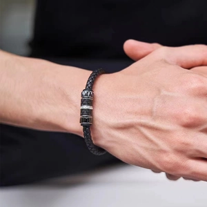 Makro-Detailansicht des geflochtenen Lederarmbands für Herren mit Zirkonia-Einlage