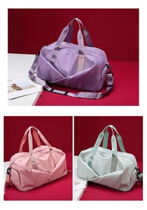 Trois sacs de voyage en violet, rose et vert avec bandoulières pour le sport et yoga