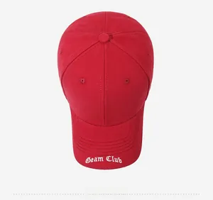 Vue de dessus d'une casquette rouge en coton avec broderies blanches Bd et Beam Club
