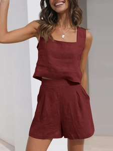 Détail de l'ensemble en lin bordeaux avec haut à col carré et short à taille haute