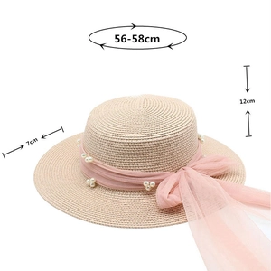 Detailansicht eines beigen Strohhuts mit 7 cm Krempe, 12 cm Höhe, rosa Band und Perlen