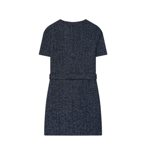 Donkerblauwe tweed jurk met korte mouwen en riem, achteraanzicht met geweven textuur