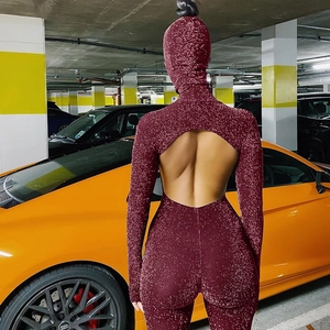 Détail d'un body à paillettes bordeaux avec manches longues et design dos nu sexy