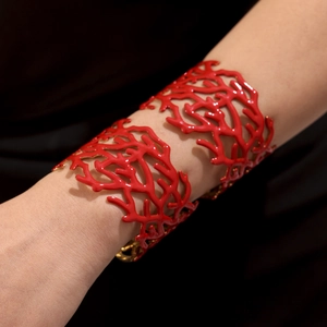 Bracelet manchette large en acier inoxydable doré 18k avec design corail rouge vif