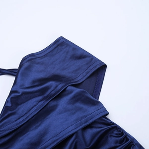 Détail de la robe en satin bleu foncé avec coutures précises et texture de tissu extensible