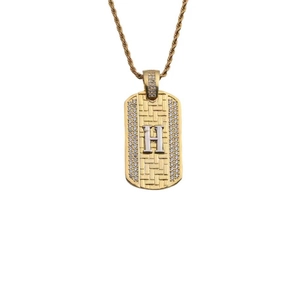 Pendentif carré lettre H avec pierres de zircon sur une chaîne en corde dorée