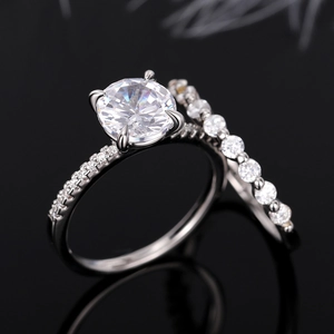 Ensemble de bagues de fiançailles luxe avec solitaire moissanite et anneaux pavés