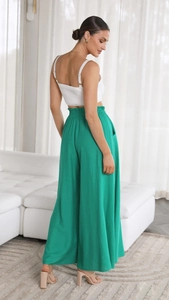 Détail du pantalon large vert montrant la texture naturelle du coton et du lin