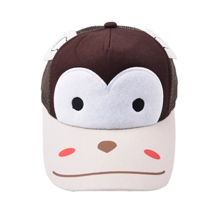 Détail du design de visage de singe sur casquette de baseball enfant avec oreilles 3D