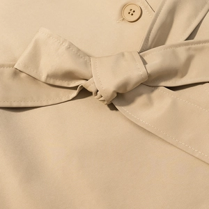 Chaqueta tipo gabardina corta caqui con cinturón ajustable y detalle de lazo en sarga