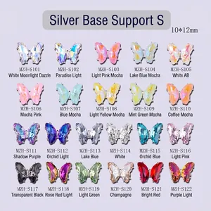 Vista plana de 22 dijes para uñas con forma de mariposa de cristal multicolor