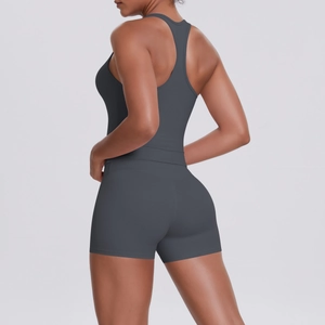 Vue arrière de l'ensemble de sport gris foncé avec débardeur et short taille haute