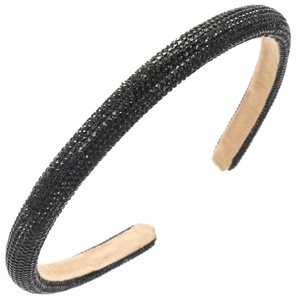 Detailansicht des schwarzen Strass-Haarreifs mit beigem Samtfutter und ergonomischer U-Form