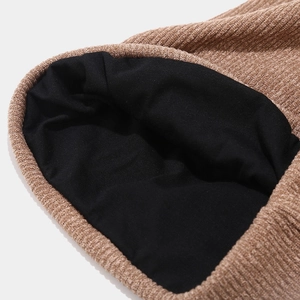 Détail du bonnet léopard avec maille côtelée épaisse et doublure intérieure douce