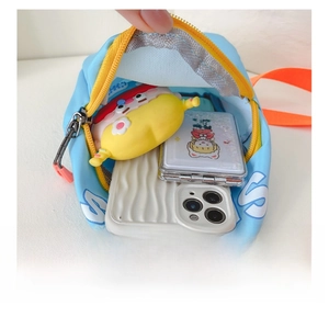 Capacité interne du sac bandoulière enfant en nylon bleu avec rangement téléphone