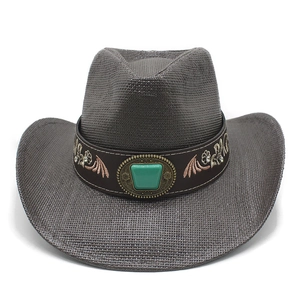 Détail d'un chapeau de cow-boy marron avec broderie florale et pierre turquoise verte