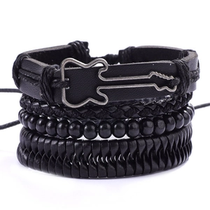Gros plan de bracelets en cuir noir superposés avec corde tressée et breloque guitare