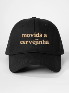 Detail of Movida a Cervejinha beige embroidery on a black cotton canvas baseball cap