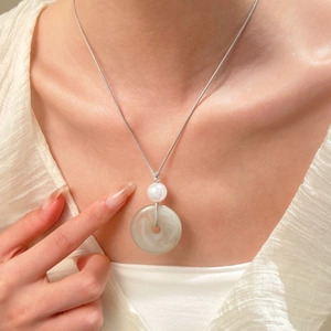 Collana tessuta a mano con perla bianca e ciondolo a ciambella in giada verde
