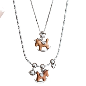 Collier cheval à bascule en bois rétro avec étoiles en zircon et deux couches fines