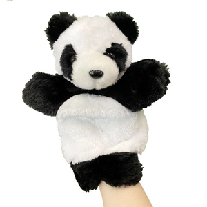 Gros plan d'une marionnette panda en peluche douce pour raconter des histoires et s'amuser