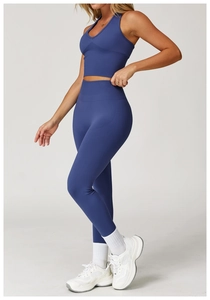 Détail du legging de yoga côtelé à taille haute et du soutien-gorge de sport en bleu roi