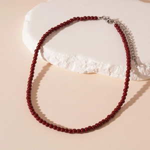 Dettaglio della collana di perle di cristallo rosso scuro con chiusura regolabile