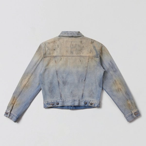 Vista dettagliata del retro della giacca di jeans blu chiaro con lavaggio vintage