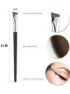 Vue détaillée du pinceau eye-liner biseauté montrant la longueur et les poils fins