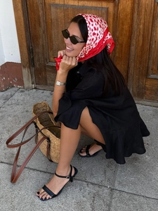 Robe d'été noire chic avec sac en paille tressée et foulard floral rouge détaillé