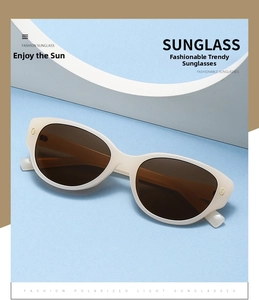 Détail de lunettes de soleil œil de chat polarisées crème avec charnières en métal