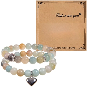 Détail de l'ensemble de bracelets en pierres naturelles avec breloques sur carte cadeau