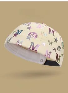 Détail du bonnet docker beige avec motifs d'étoiles M colorés et sangle réglable
