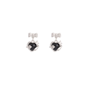 Boucles d'oreilles papillon argenté et cœur noir style cyberpunk avec fini métallique