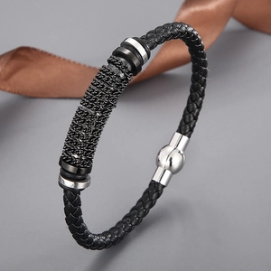 Détail du bracelet en cuir tressé avec chaînes en acier et fermoir magnétique argenté