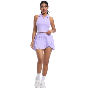 Détail de la jupe de tennis plissée violette et du débardeur polo pour le fitness