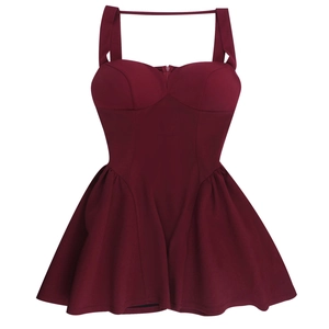 Détail d'une robe moulante bordeaux dos nu sans manches montrant la texture du tissu