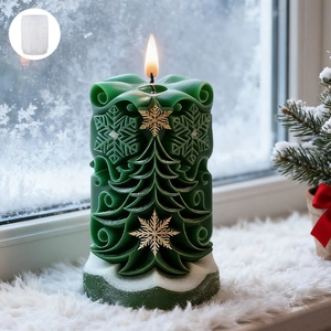 Grüne Weihnachtsbaumkerze mit Schneeflocken-Relief und brennender Flamme auf weißem Fell