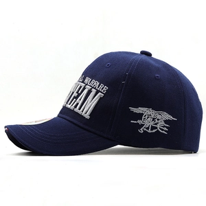 Dettaglio del cappello blu navy con ricamo Special Warfare Team e logo SEALs sul lato
