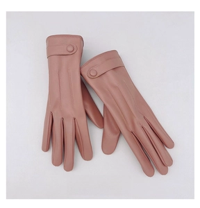 Dettaglio guanti in pelle PU rosa da donna con cuciture decorative e fibbia sul polso