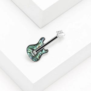 Broche guitare incrustée de nacre d'abalone naturelle sur un socle blanc minimaliste