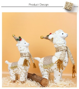 Detail van kerst alpaca knuffels met gouden glitter hoeden en feestelijke sjaals