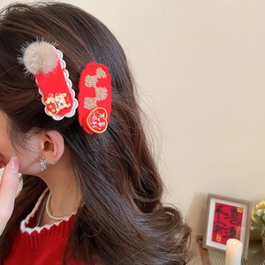 Gros plan de barrettes rouges festives avec pompons et pendentifs de voeux chinois