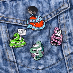 Cartoon Snake Enamel Pin Brooch Alloy Metal Animal Skull Heart Design For Backpack Hat Denim Jacket Punk Gothic Style Accessory
