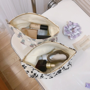 Vintage floral cotton canvas makeup bag with zipper closure for travel storage