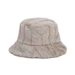 Cappello bucket in finta pelliccia beige chiaro con strisce diagonali a rilievo per l'inverno